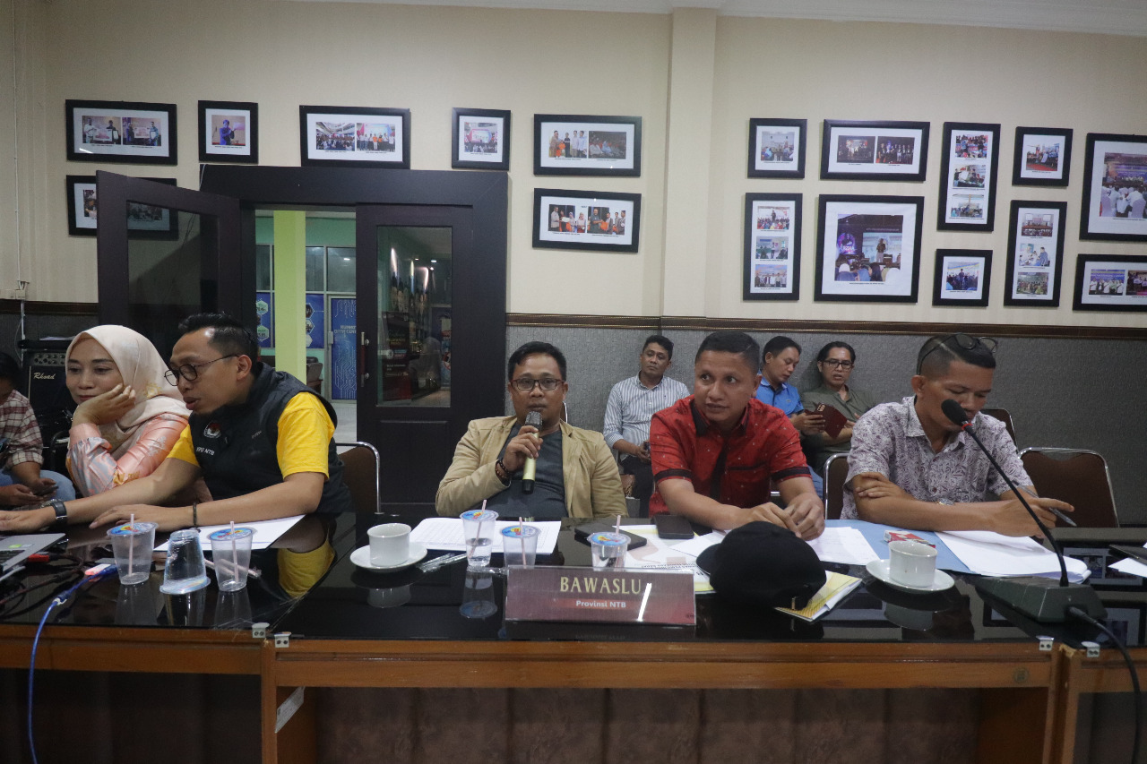 Bawaslu NTB, Awasi Rapat Pleno Rekapitulasi Hasil Virifikasi Administrasi  Bacalon Anggota DPD NTB