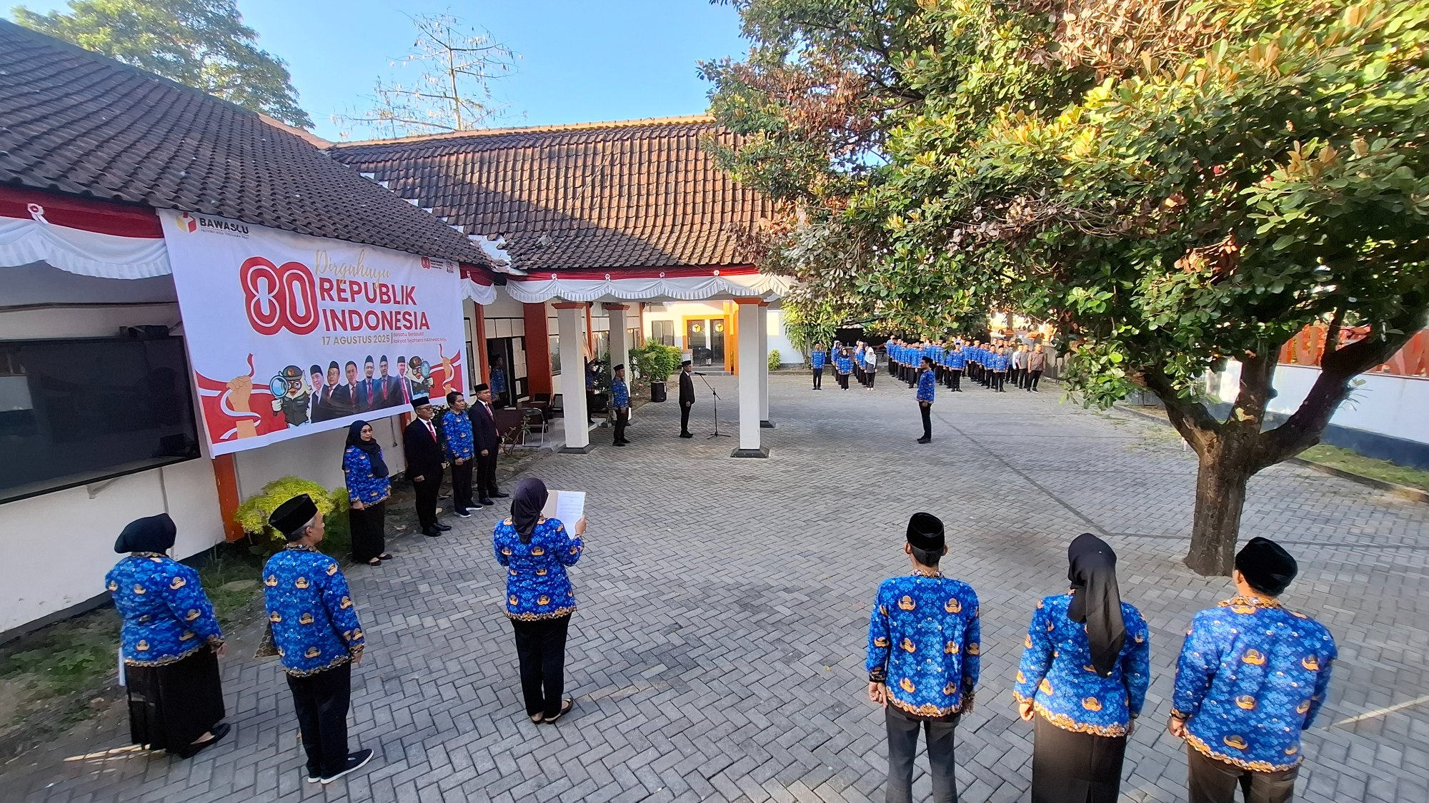 Pimpin Upacara HUT ke-80 RI, Ketua Bawaslu NTB Tekankan Makna Merdeka untuk Demokrasi