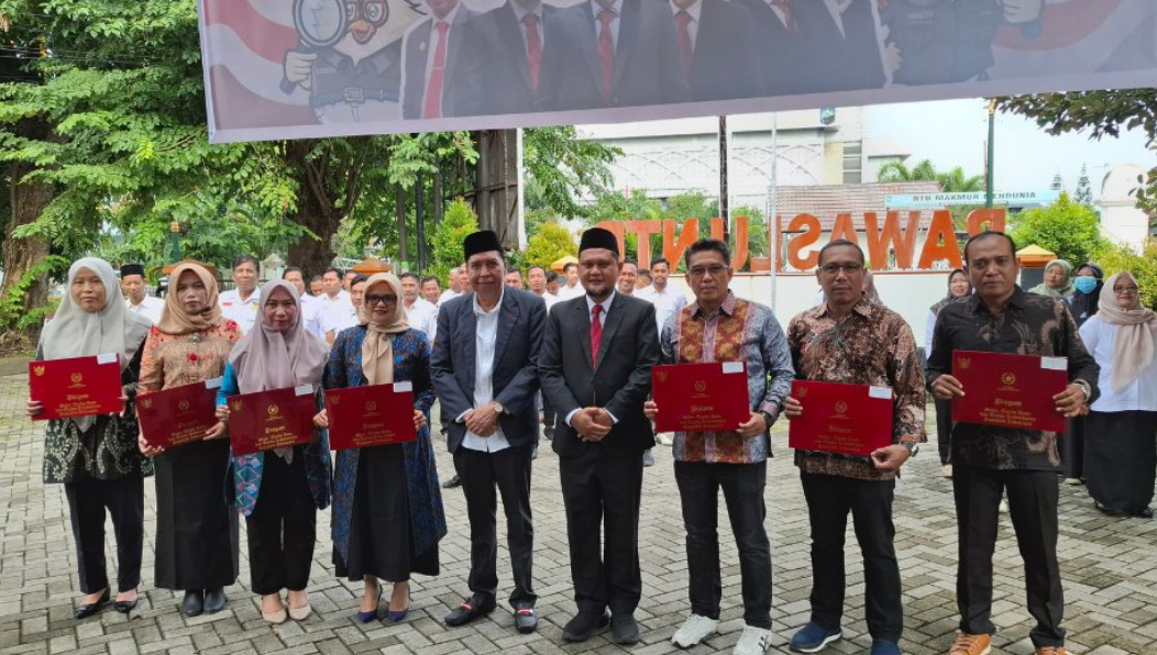 11 PNS di Lingkungan Bawaslu NTB Terima Anugrah Satyalancana Karya Satya