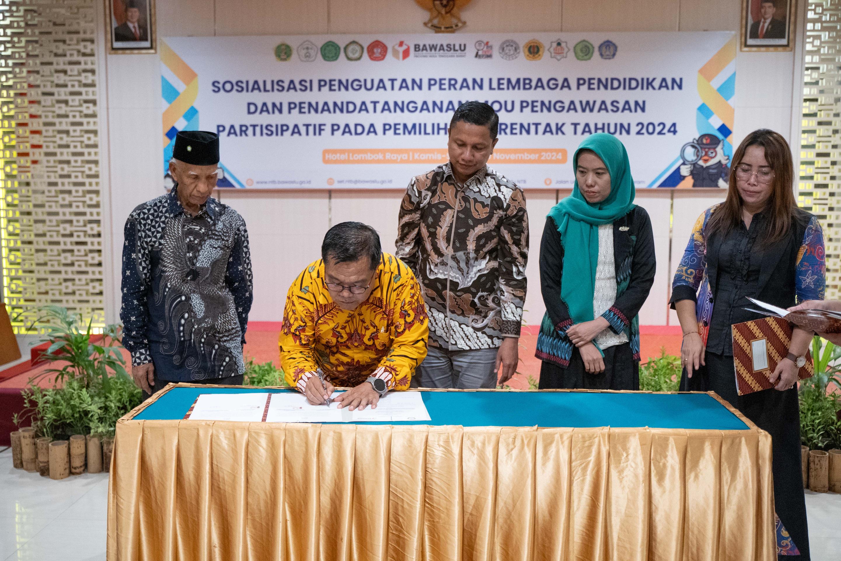 Masifkan Gerakan Pengawasan Partisipatif, Bawaslu NTB Teken MoU T dengan 3 Perguruan Tinggi
