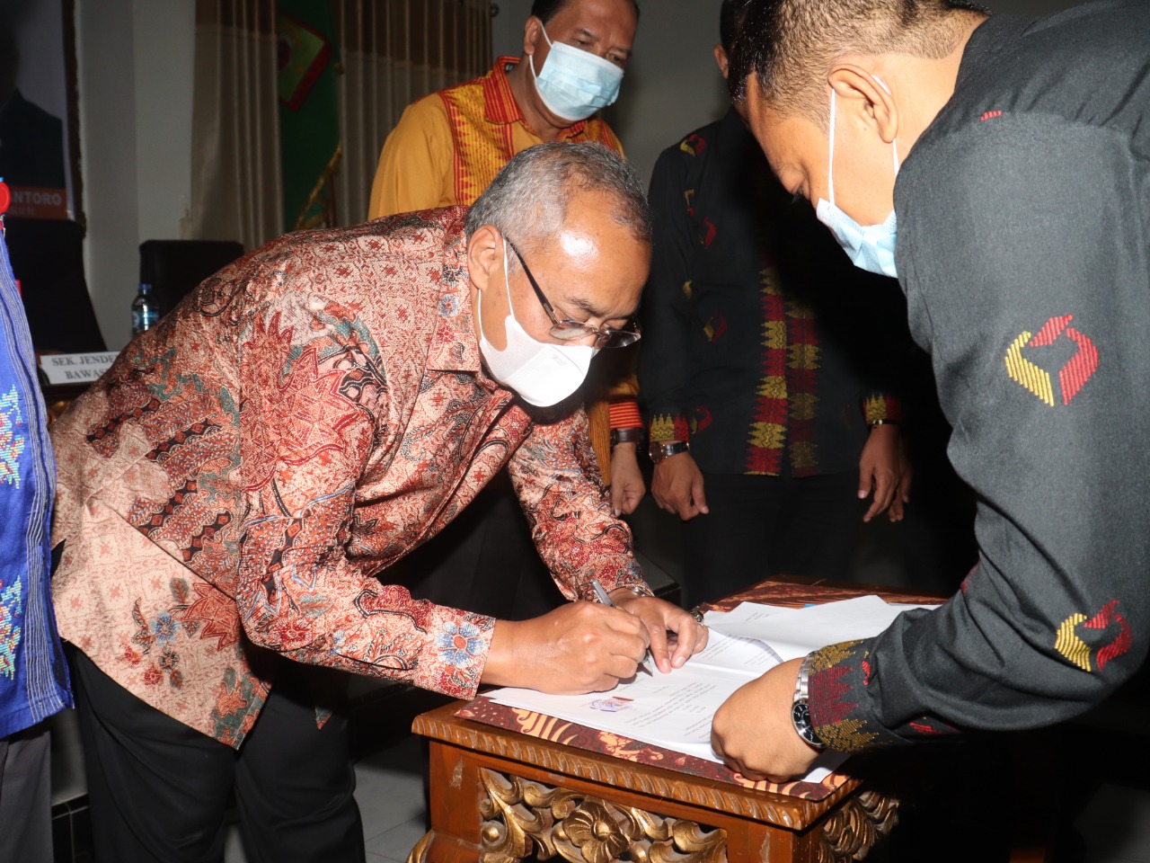 Sekjen Bawaslu RI Terima Hibah Tanah dan Bangunan dari Pemkot Bima