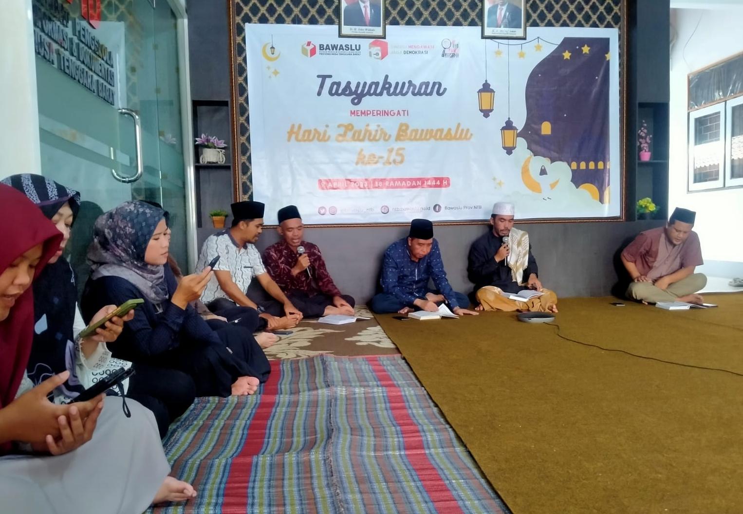 Peringati Hari Lahir Bawaslu ke-15, Bawaslu NTB Gelar Khataman Al-Quran dan Bagi Takjil