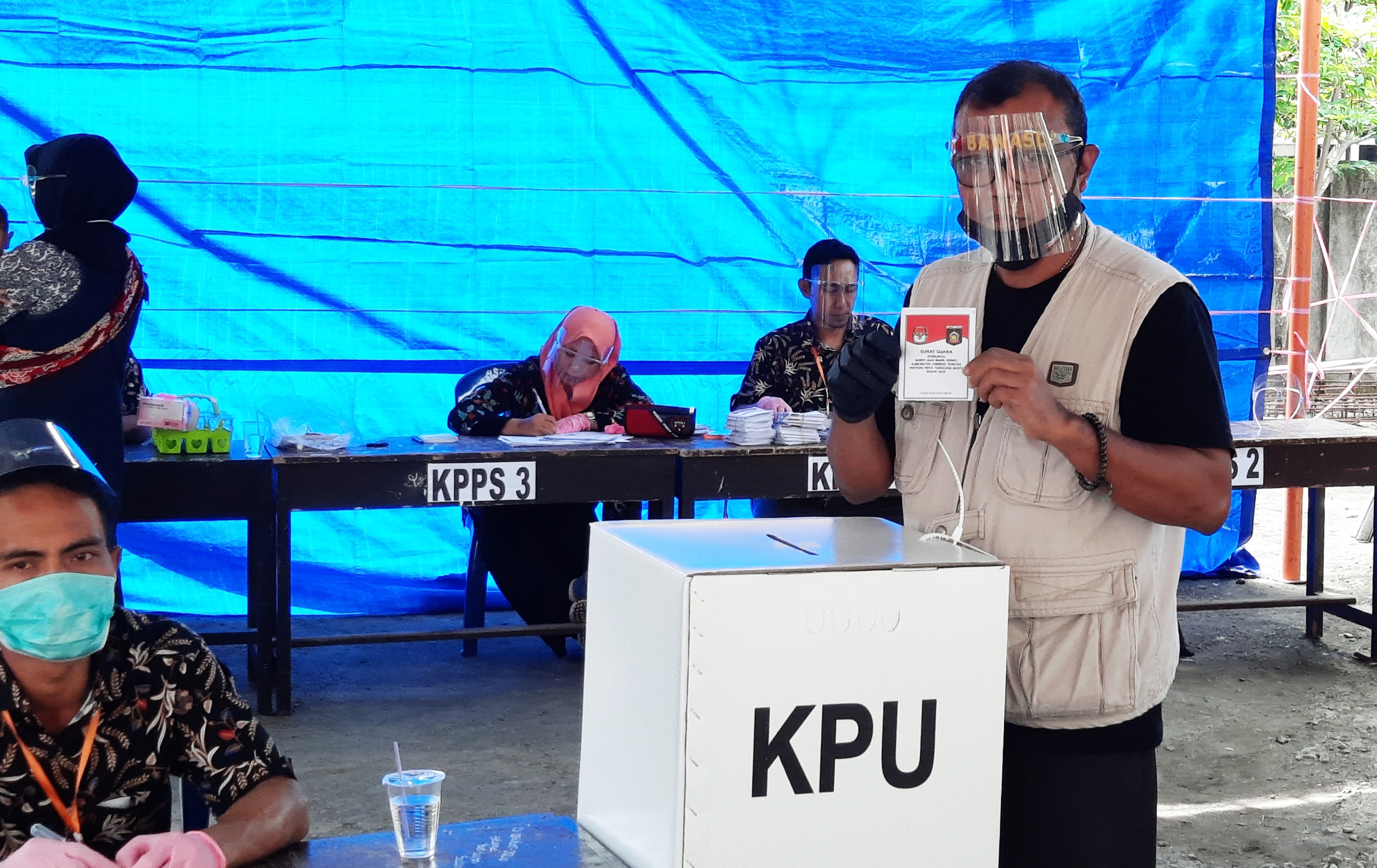 Gunakan Hak Pilih, Ketua Bawaslu NTB Nyoblos di TPS 26 Mispalah Praya