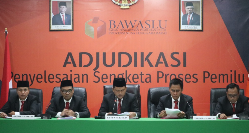 Bawaslu NTB Bacakan Putusan Adjudikasi Penyelesaian Sengketa antara KPU NTB dan Partai Demokrat