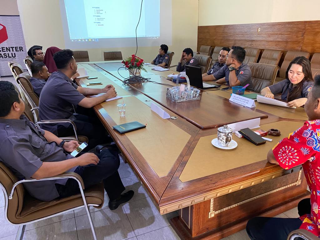 Menajamkan kembali â€œTaringâ€ Kehumasan, Bawaslu NTB melakukan Rapat Internal
