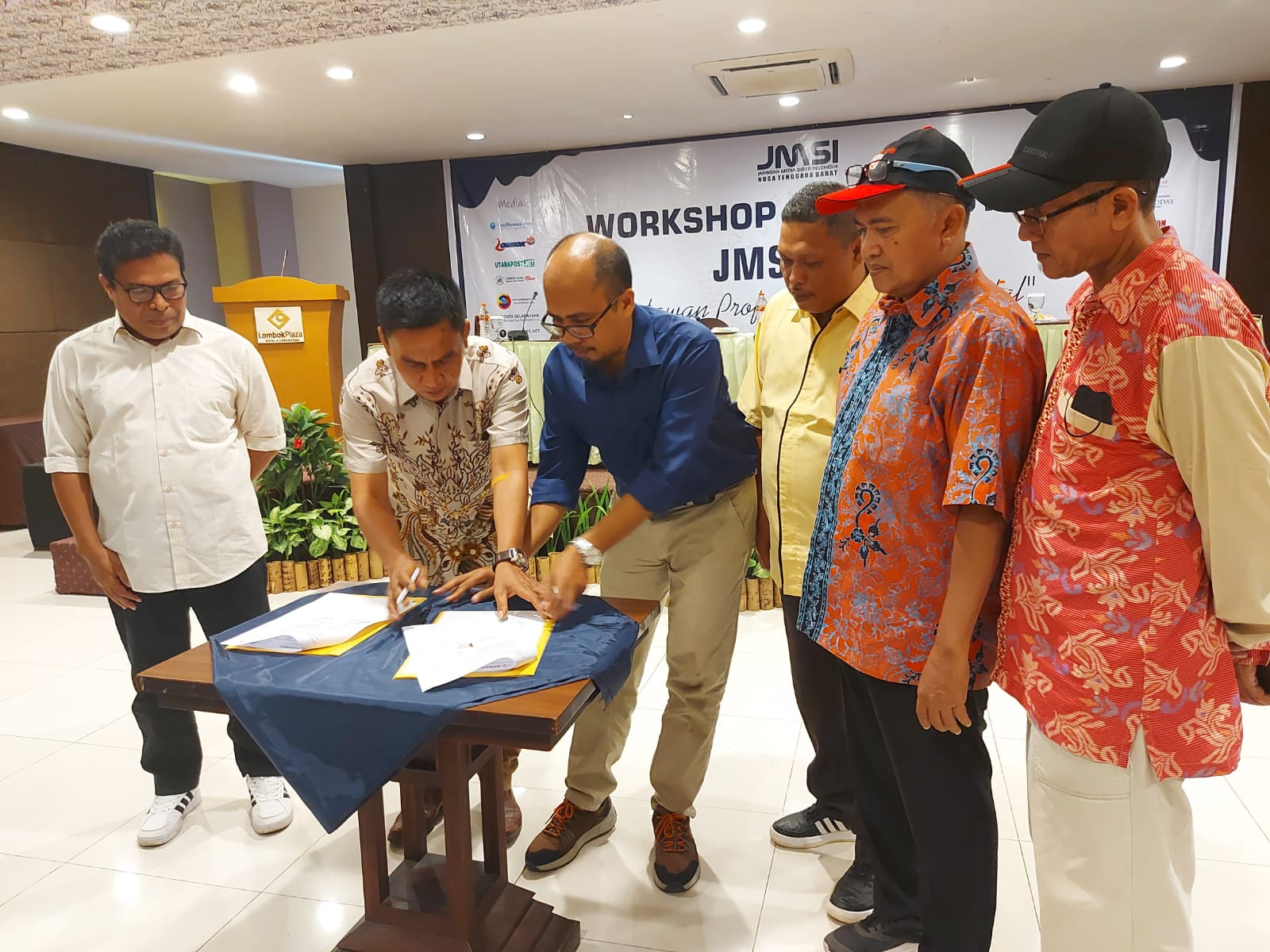 Tangkal Hoax  di Media Digital, Bawaslu NTB Teken MoU dengan JMS NTB