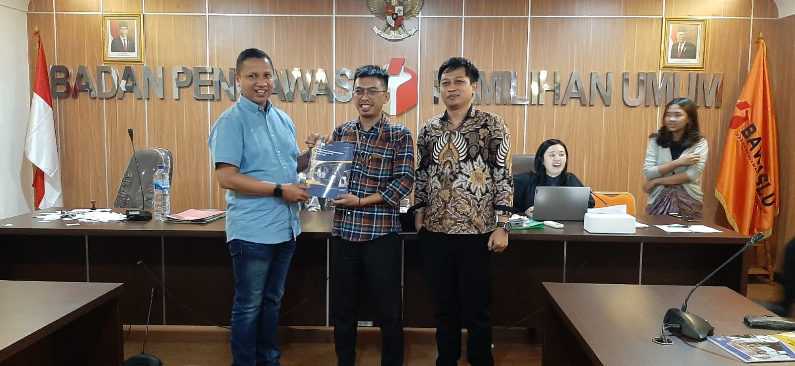 Tuntas! Bawaslu NTB Serahkan Laporan Hasil Pengawasan Daftar Pemilih Tetap Pemilu 2024