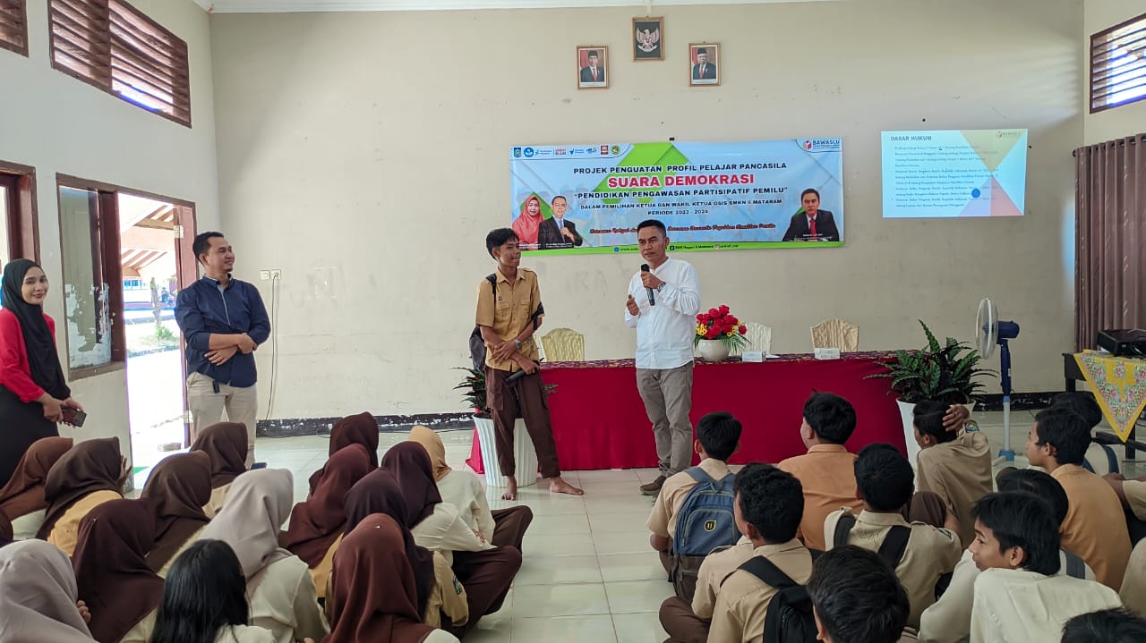 Suhardi Kenalkan Pengawas Pemilu Partisipatif Pada Siswa/i SMKN 6 Mataram