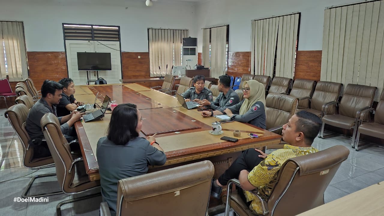 Anggota dan jajaran Divisi Pencegahan, Partisipasi Masyarakat (Parmas), serta Humas Bawaslu NTB menggelar rapat kerja membahas renjana program strategis tahun 2026.