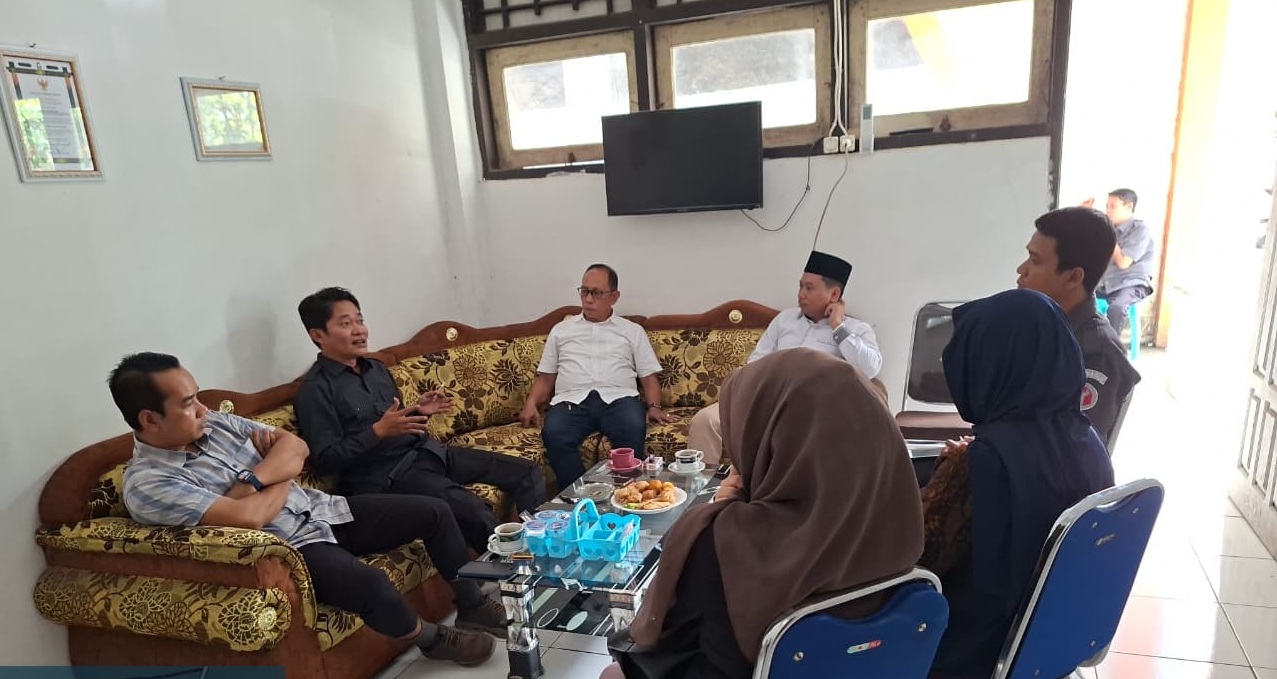 Ahmad Darmawan, PLT Kepala Sekretariat Bawaslu NTB, kunjungi Bawaslu Lombok Barat. Fokus pada kesiapan kesekretariatan menghadapi program 2026!