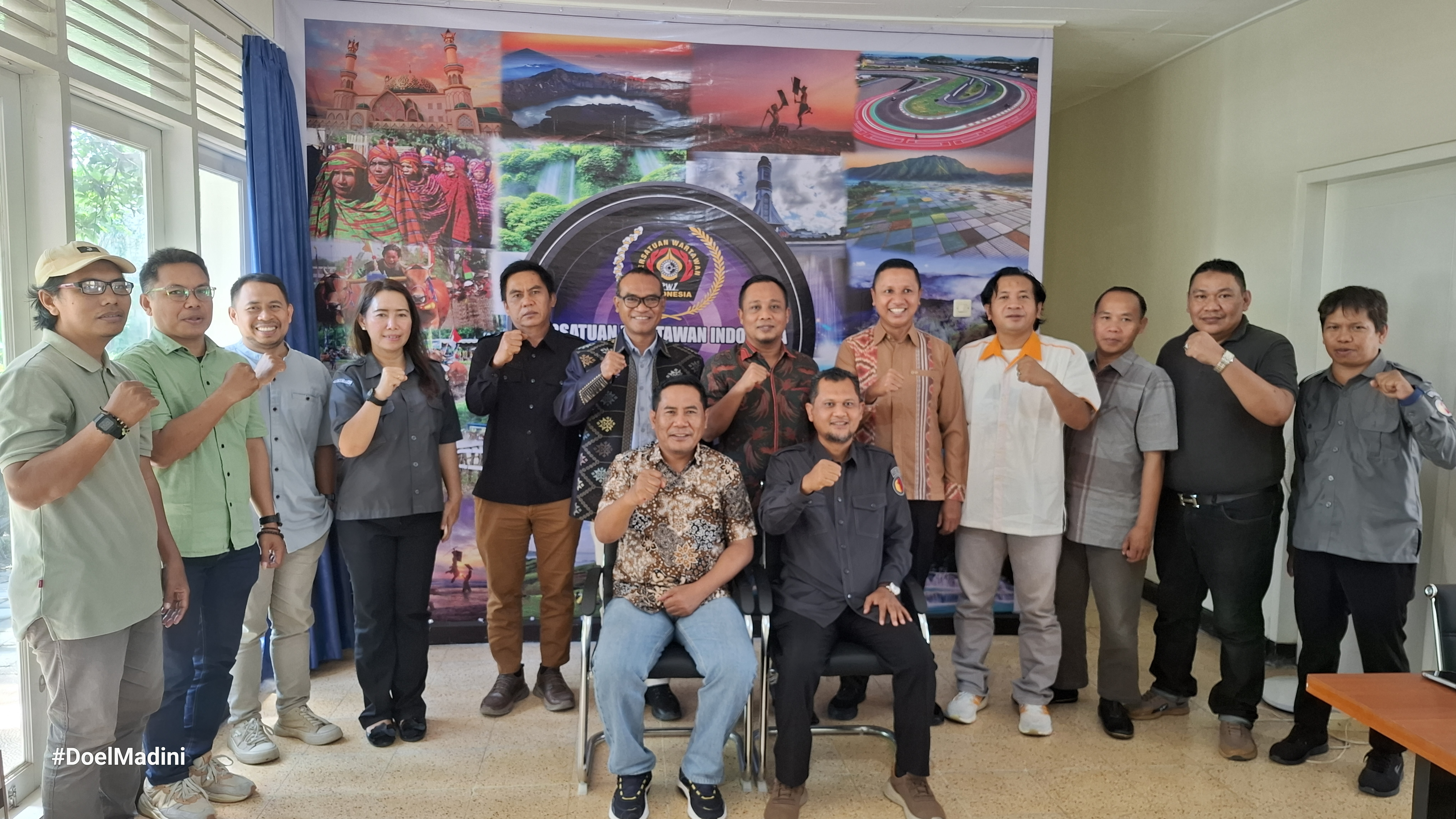 Anggota dan jajaran Divisi Pencegahan, Partisipasi Masyarakat (Parmas), serta Humas Bawaslu NTB menggelar rapat kerja membahas renjana program strategis tahun 2026.