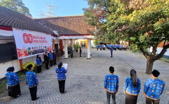 Pimpin Upacara HUT ke-80 RI, Ketua Bawaslu NTB Tekankan Makna Merdeka untuk Demokrasi