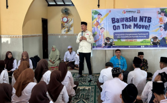 Ajak Pemilih Pemula di SMK 1 Mataram Melek Demokrasi dan Bijak Bersosial Media