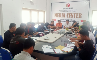 Kunjungan Koordiv Hukum Data dan Informasi Bawaslu Provinsi Suhardi ke Sumbawa