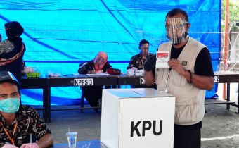 Gunakan Hak Pilih, Ketua Bawaslu NTB Nyoblos di TPS 26 Mispalah Praya