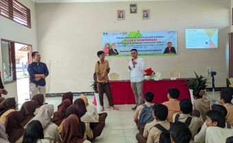 Suhardi Kenalkan Pengawas Pemilu Partisipatif Pada Siswa/i SMKN 6 Mataram