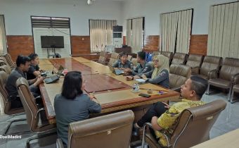 Anggota dan jajaran Divisi Pencegahan, Partisipasi Masyarakat (Parmas), serta Humas Bawaslu NTB menggelar rapat kerja membahas renjana program strategis tahun 2026.