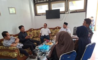 Ahmad Darmawan, PLT Kepala Sekretariat Bawaslu NTB, kunjungi Bawaslu Lombok Barat. Fokus pada kesiapan kesekretariatan menghadapi program 2026!