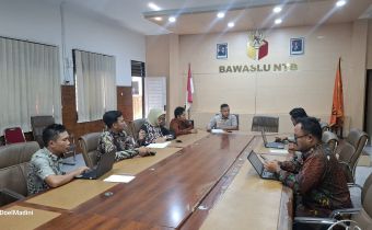 Anggota dan jajaran Divisi Pencegahan, Partisipasi Masyarakat (Parmas), serta Humas Bawaslu NTB menggelar rapat kerja membahas renjana program strategis tahun 2026.