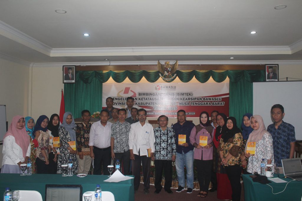 Peserta Bimtek Photo bersama narasumber  Bapak Waller Lumban gaol Selaku  Kasubbag Umum Persuratan dan Arsip Bawaslu RI. (Photo: Doel)