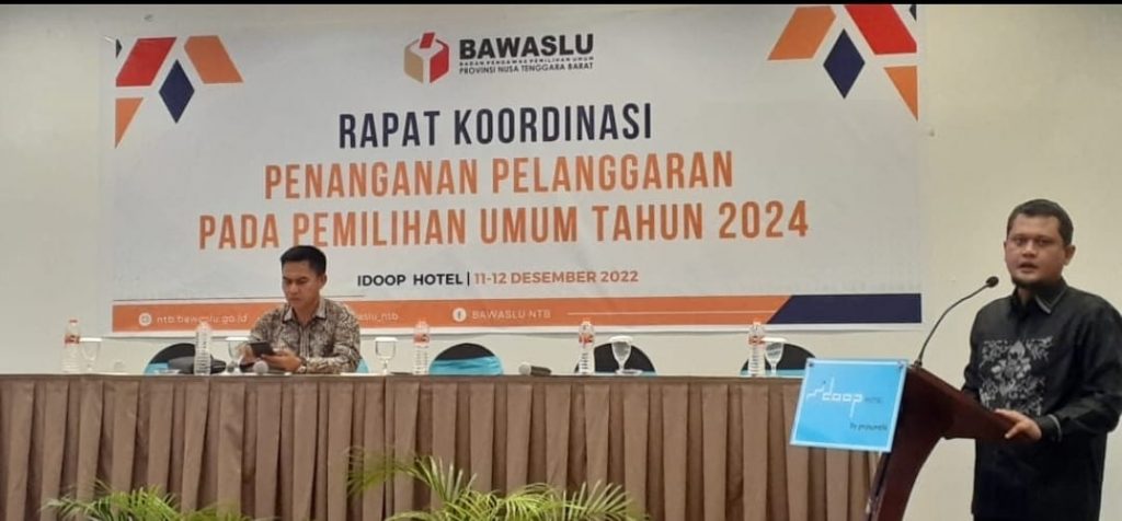 Ketua Badan Pengawas Pemilihan Umum (Bawaslu) Provinsi  NTB Itratip Saat membuka kegiatan Rapat Koordinasi Penanganan Pelanggaran Pada Pemilihan  Umum Tahun 2024 di Hotel Idoop Mataram, Senin (12/12/2022)/foto:Publikasi dan Pemberitaan Bawaslu NTB